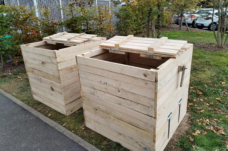 Photo de deux composteurs en bois déjà assemblés