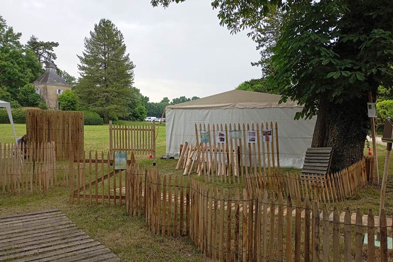 Ensemble de piquets et ganivelles posé sur la pelouse du parc du Domaine de Péré