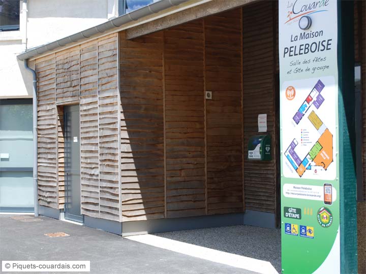 Bardage en bois de châtaignier sur une façade de maison