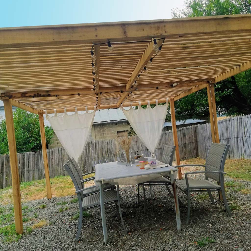 Une pergola Photo d'une pergola réalisée avec des tuteurs et des lattes en bois de châtaignier