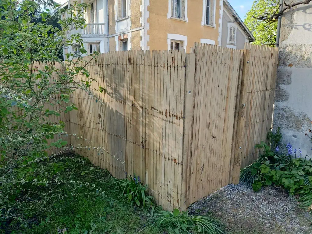 Portillon en bois Photo d'un portillon réalisé avec des lattes de ganivelles jointives en châtaignier