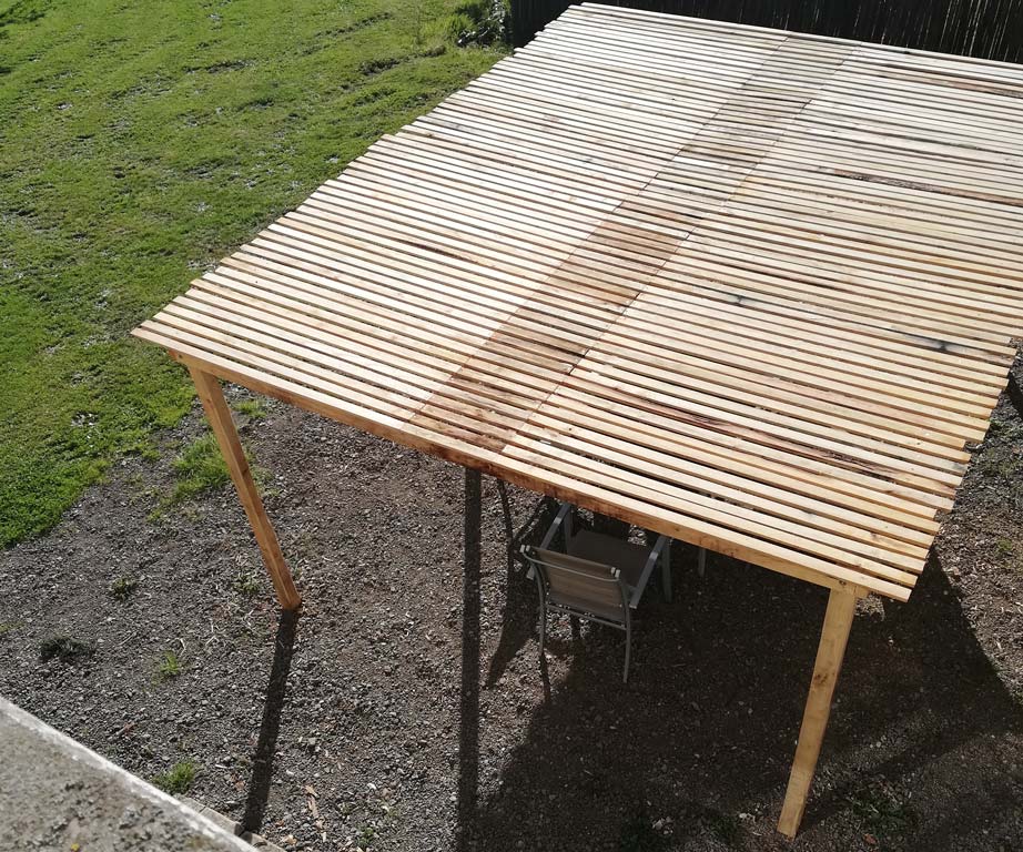 Photo d'un toit de pergola réalisé avec des lattes en bois de châtaignier