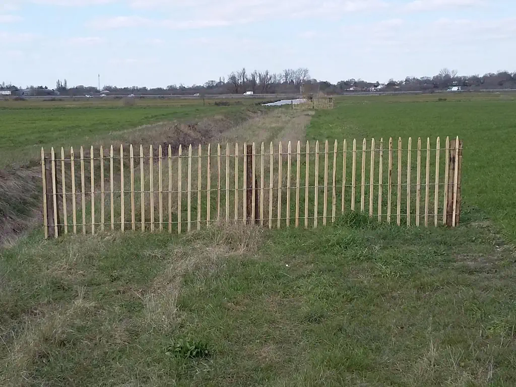 Photo d'une barrière clôture en ganivelle installée pour limiter l'accès à un chemin