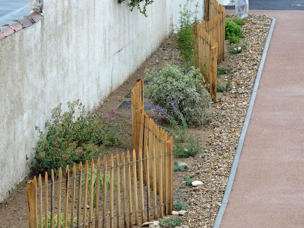 Décoration du mur d'un jardin méditérannéen
