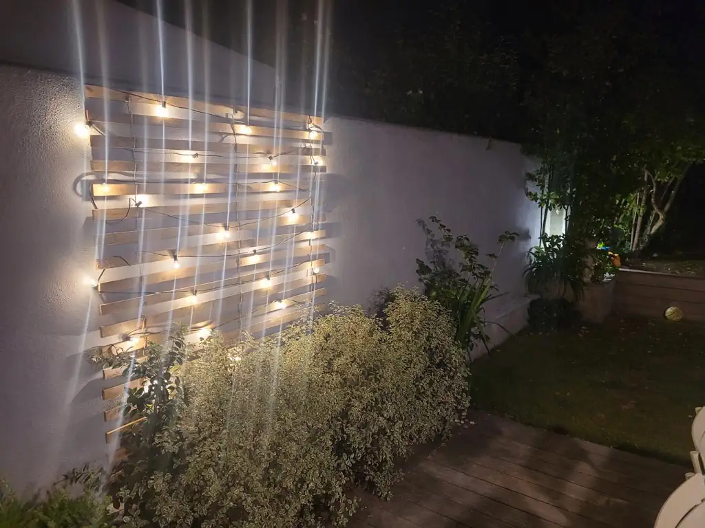 Décoration d'un mur Photo de nuit d'un mur décoré avec de la ganivelle plate
