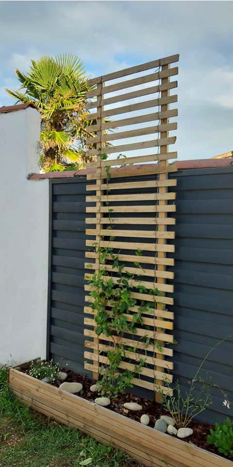Décoration d'un mur avec support de plante en bois Décoration d'un mur avec support en bois pour plante