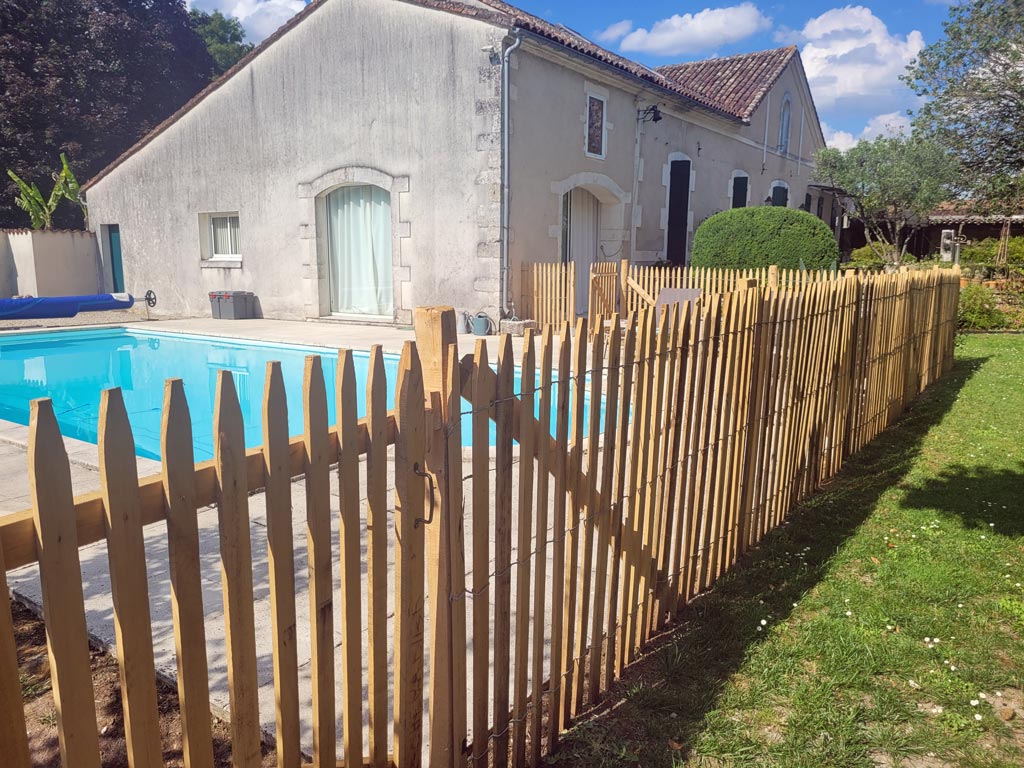 Ganivelles qui entourent l'espace d'une piscine