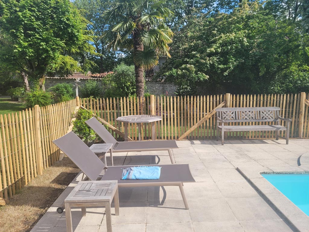 Ganivelles en bordure de plage de piscine