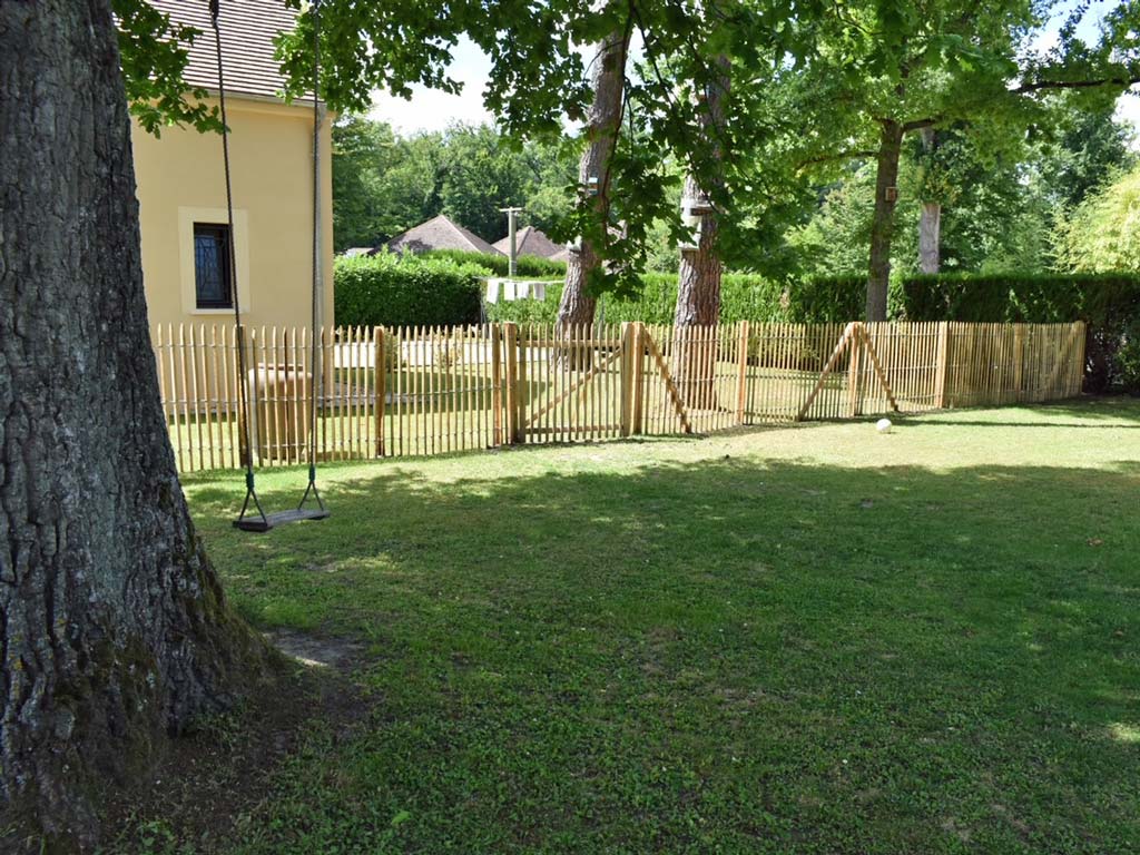 Ganivelles pour jardin particulier Ganivelles entourant un jardin d'agrément