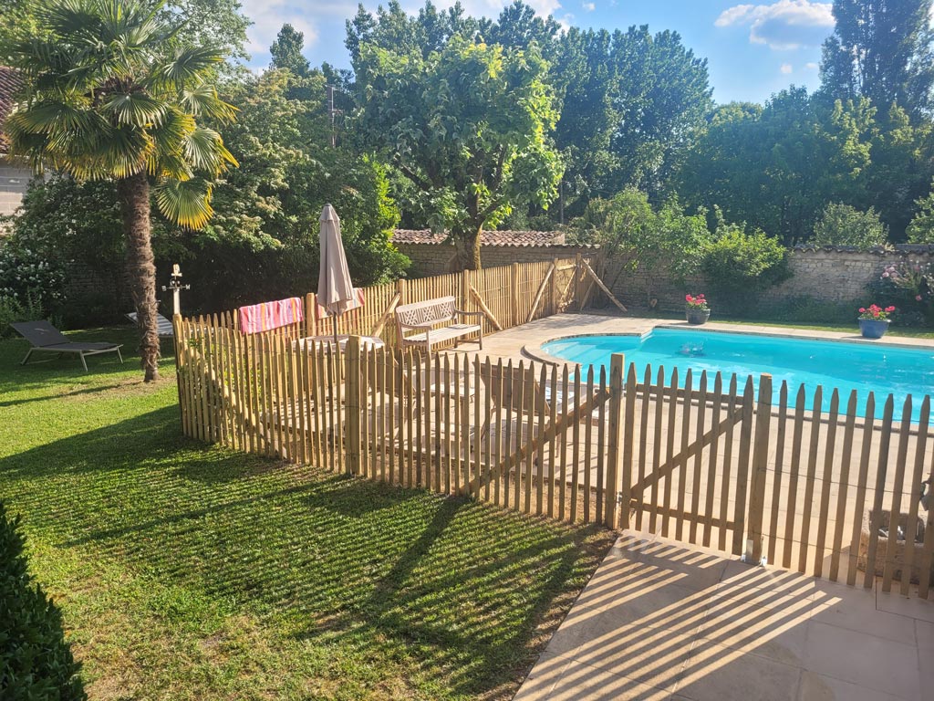 Ganivelles avec portillon pour accéder à une piscine