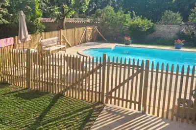 Photo miniature de la ganivelle autour d'une piscine