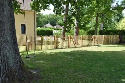 Photo miniature d'une ganivelle de séparation entre un gîte et la maison d'habitation