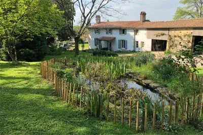 Photo miniature d'une ganivelle autour d'une marre